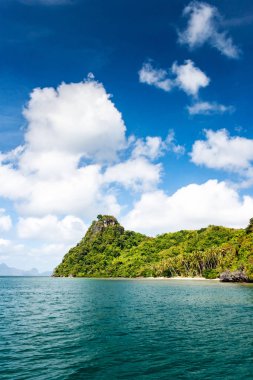 Filipinler Palawan El nido bölgesinde tenha bir adada Bozulmamış plaj.