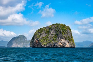 Filipinler Palawan takımadaları El nido bölgesinde küçük kireçtaşı yuvarlak ada.