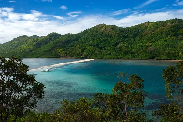 Bande de sable blanc sur l'île de Vigan (île aux serpents) dans la région d'El nido à Palawan aux Philippines . — Photo