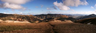 Landmannalaugar Milli Parkı güneşli bir günde çok renkli dağ ultra geniş panorama, İzlanda.