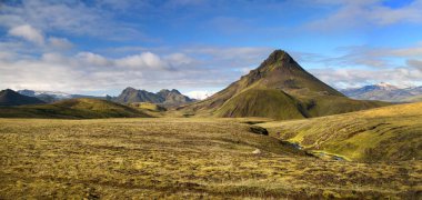 İzlanda 'daki Landmannalaugar Ulusal Parkı' nda yeşil yosunlarla kaplı bir dağın geniş manzarası..
