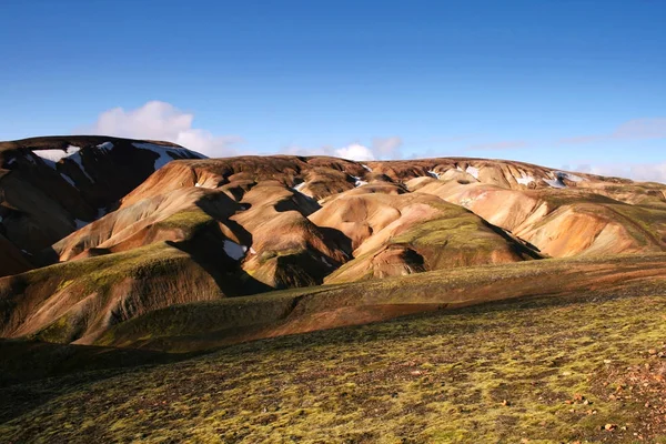Landmannalaugar Milli Parkı güneşli bir günde turuncu ve yeşil tepeler, İzlanda. — Stok fotoğraf