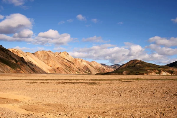 Landmannalaugar Ulusal Parkı'nda gün batımında turuncu ve yeşil dağlar, İzlanda. — Stok fotoğraf