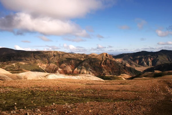 Landmannalaugar Ulusal Parkı güneşli bir günde çok renkli dağ sırası, İzlanda. — Stok fotoğraf