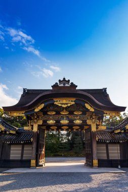 Nijojo Kalesi 'nde Ninomaru Sarayı girişinde Karamon kapısı, Japonya. dikey ön görünüm.