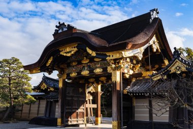 Nijojo Kalesi Ninomaru Sarayı girişinde Karamon kapısı Kyoto, Japonya.