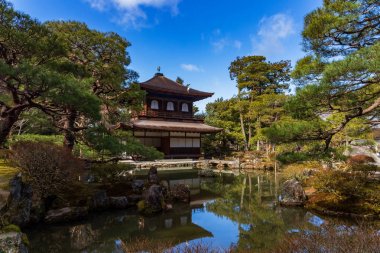 Silver Pavilion Kyoto, Japonya 'daki Ginkakuji tapınağında bir Zen bahçesi ile çevrili.
