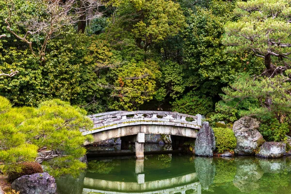 Ponte velha sobre um lago no templo Chion-In em Kyoto, Japão . — Fotografia de Stock