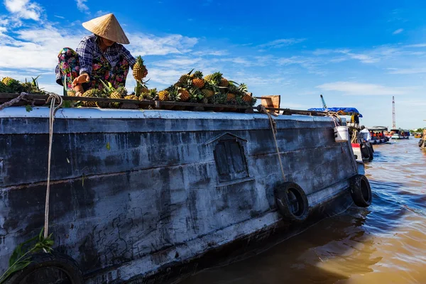 Donna irriconoscibile che indossa il tradizionale cappello conico vietnamita che smistava ananas sul tetto di una barca nel delta del Mekong, Vietnam . — Foto Stock
