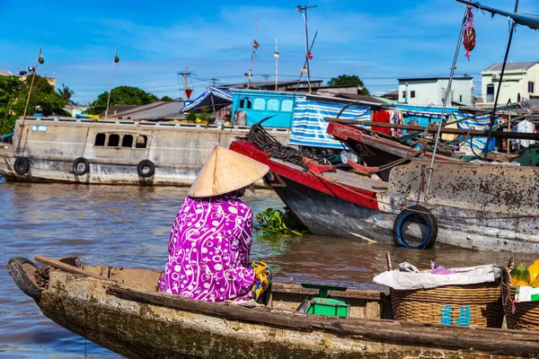 Donna irriconoscibile che indossa il tradizionale cappello conico vietnamita alla guida di una barca a coda lunga vicino a Can Tho, Delta del Mekong, Vietnam . — Foto Stock