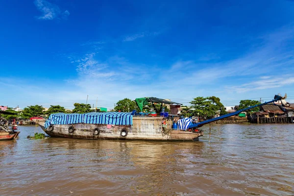 Ormeggiato barca a coda lunga o sampan vicino Can Tho, Delta del Mekong, Vietnam . — Foto Stock