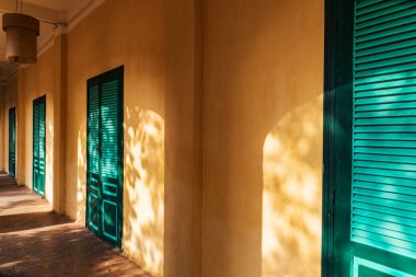 Sarı duvar ve güneş ışınlı yeşil kapılar. İmparatorluk şehri Hanoi, Vietnam 'daki Thang Long Hisar' da çekildi. Unesco Dünya Mirası Sitesi.