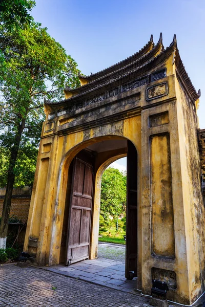 Kleines altes Tor der thang langen Zitadelle in der Kaiserstadt Hanoi, Vietnam. — Stockfoto