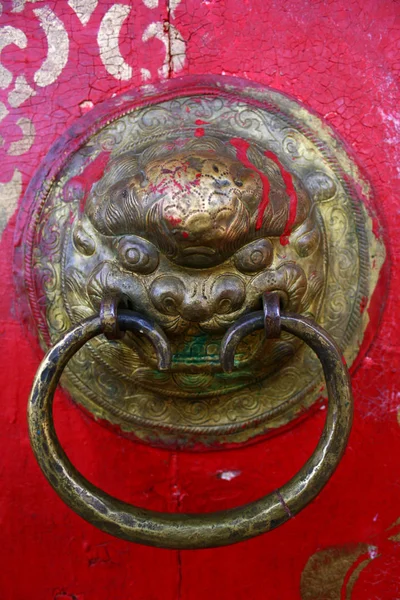 Старинный стук головой в красную дверь в Товхонском монастыре, провинция Оворхангай, Монголия. Всемирное наследие ЮНЕСКО . — стоковое фото