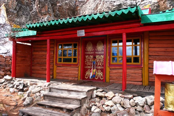 Budynek z pomalowanymi tradycyjnymi symbolami buddyjskimi czerwone drzwi w klasztorze Tovkhon, Prowincja Ovorkhangai, Mongolia. Wpisany na listę światowego dziedzictwa UNESCO. — Zdjęcie stockowe