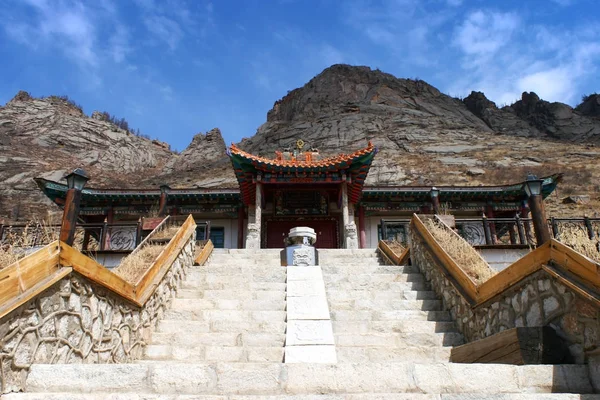 Trap naar de ingang van Aryapala meditatie centrum met een bord zeggen Aryapala meditatie centrum, Gorkhi-Terelj National Park, Mongolië. — Stockfoto