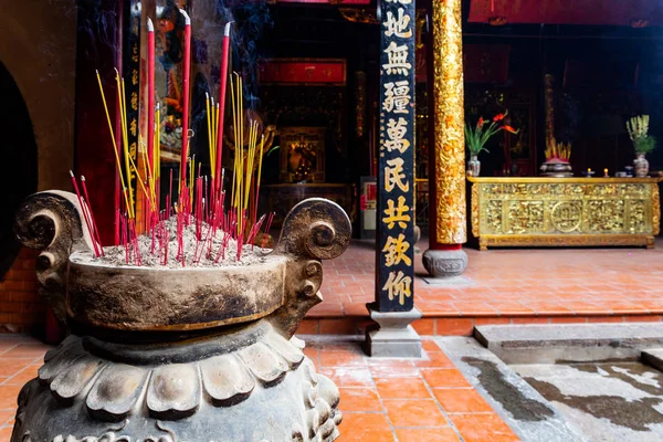 Paus de incenso roxo e amarelo em vaso grande em Ong Bon Pagoda (Nhi Phu Mieu), Cho Lon Ho Chi Minh City, Vietnã . — Fotografia de Stock