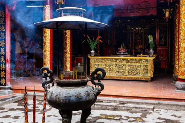 Palitos de incenso em vaso grande em Ong Bon Pagoda (Nhi Phu Mieu), Cho Lon Ho Chi Minh City, Vietnã . — Fotografia de Stock