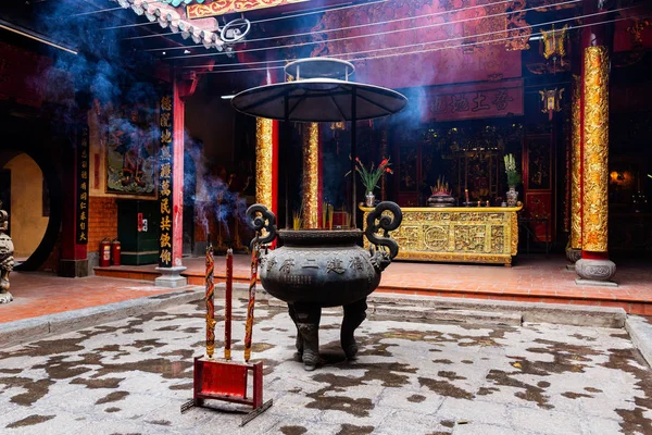 Palitos de incenso em vaso grande e grandes palitos de incenso em primeiro plano em Ong Bon Pagoda (Nhi Phu Mieu), Cho Lon Ho Chi Minh City, Vietnã . — Fotografia de Stock