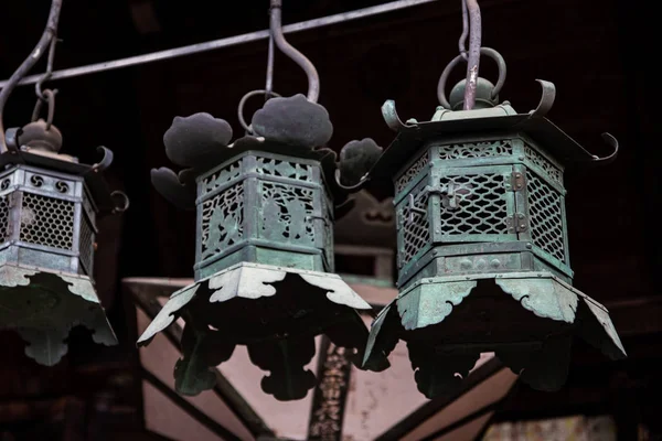 Lanternes en bronze à l'entrée du sanctuaire Nigatsudo Hall (Nigatsu-Do), partie du complexe Todai-Ji à Nara, Japon . — Photo