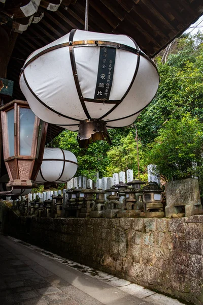 Weiße Laterne der Nigatsudo-Halle (Nigatsu-do) Schrein, Teil des Todai-ji-Komplexes in nara, Japan. — Stockfoto