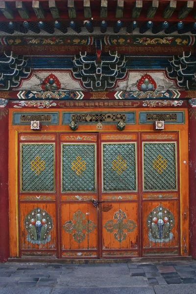 Portas de entrada do templo Zuun Zuu no Mosteiro de Erdene Zuu Khiid, parte da Paisagem Cultural do Vale do Orkhon Património Mundial, em Kharkhorin (Karakorum), Mongólia . — Fotografia de Stock
