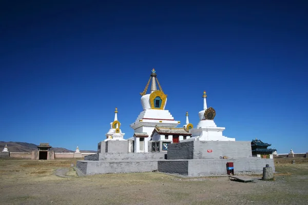 Erdene Zuu Khiid Manastırı 'nda altın namaz stupa, Orkhon Vadisi kültür peyzaj Dünya Mirası alanı 'nın bir parçası, Kharkhorin (Karakorum), Moğolistan. — Stok fotoğraf