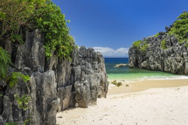 Lahus Adası sahilinde kireçtaşı kaya oluşumu, Karamoan, Camarines Sur Eyaleti, Filipinler'de Luzon.