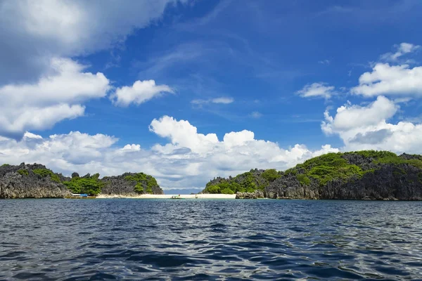 Plage de l'île de Lahus, Caramoan, Province de Camarines Sur, Luçon aux Philippines . — Photo