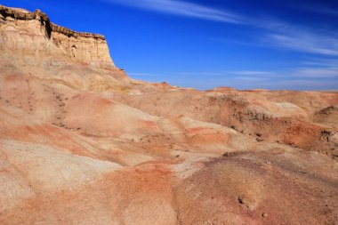 Tsagaan Suvraga beyaz stupa alanında Kayalıklar, Dundgovi Eyaleti, Gobi çölünde, Moğolistan.