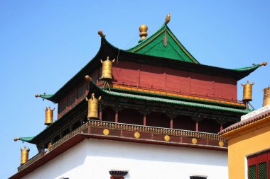 Gandantegchinlen Manastırı'ndaki ana binanın çatısı ( Gandan ), Ulaanbaatar veya Ulan-Bator, Moğolistan.