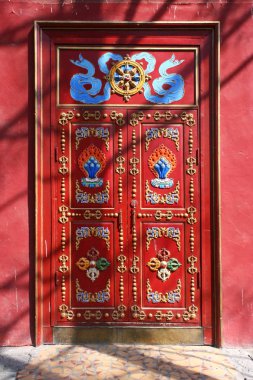 Vajradhara Tapınağı'nda kırmızı kapı, Gandantegchinlen Manastırı'nın bir parçası ( Gandan ), Ulaanbaatar veya Ulan-Bator, Moğolistan.