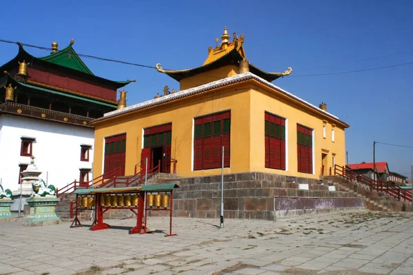 Gul byggnad i Gandantegchinlen kloster (Gandan), Ulaanbaatar eller Ulan-Bator, Mongoliet. — Stockfoto