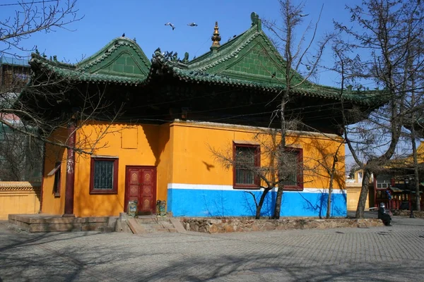 Edificio giallo nel tempio di Vajradhara, parte del monastero di Gandantegchinlen (Gandan), Ulaanbaatar o Ulan-Bator, Mongolia . — Foto Stock