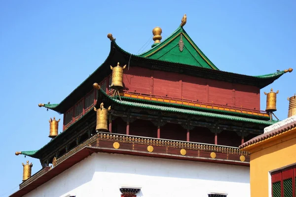Telhado do edifício principal no Mosteiro de Gandantegchinlen (Gandan), Ulaanbaatar ou Ulan-Bator, Mongólia . — Fotografia de Stock