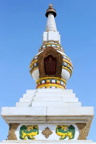 Estupa esculpida branca no mosteiro de Gandantegchinlen (Gandan) em Ulaanbaatar ou Ulan-Bator, Mongólia . — Fotografia de Stock