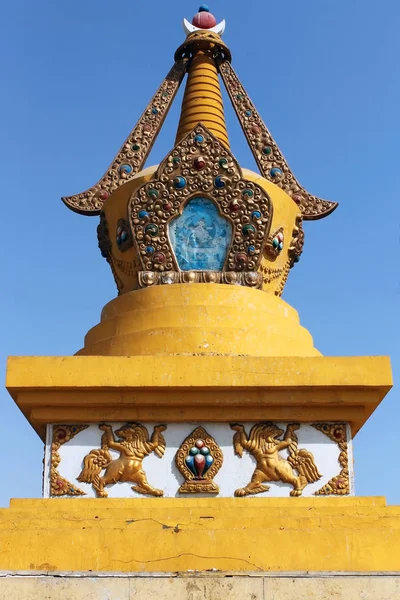 Estupa dourada e amarela esculpida no Mosteiro de Gandantegchinlen (Gandan) em Ulaanbaatar ou Ulan-Bator, Mongólia . — Fotografia de Stock