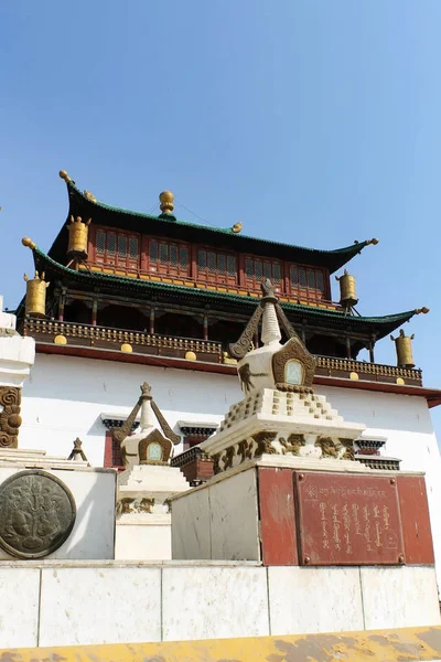 Gandantegchinlen kloster (Gandan) huvudbyggnad med en vit stupa i Ulaanbaatar eller Ulan-Bator, Mongoliet. — Stockfoto
