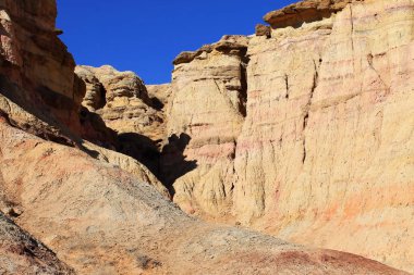 Gobi çölünde, Tsagaan Suvraga turuncu ve kırmızı renkli kayalıklar, Dundgovi Eyaleti, Moğolistan.
