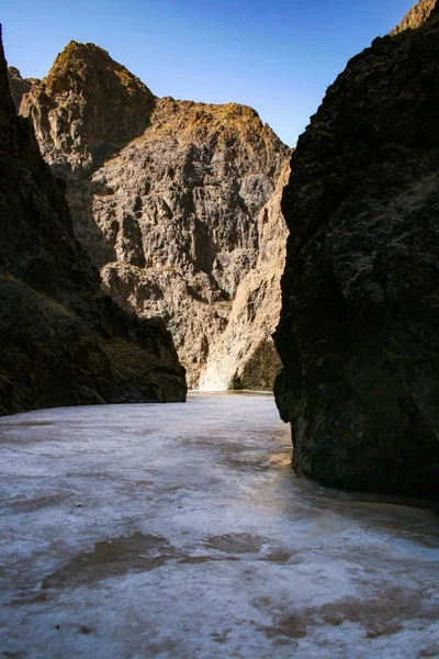 İlkbaharda Yolyn Am veya Yoliin Am kanyonunun dibindeki buz tabakası, Gobi Gurvansaikhan Ulusal Parkı. Gobi Çölü, Moğolistan. — Stok fotoğraf