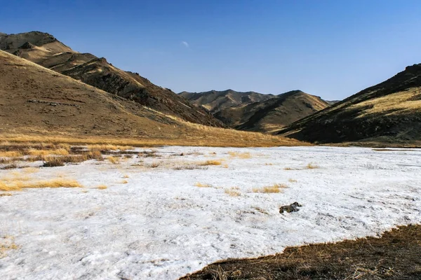 İlkbaharda Yolyn Am veya Yoliin Am kanyonunun girişinde kar, Gobi Gurvansaikhan Ulusal Parkı. Gobi Çölü, Moğolistan. — Stok fotoğraf