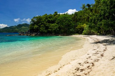Guijalo 'daki Tuninon Plajı' nın batı yakası, Camarines Sur ilinin Caramoan belediyesi, Luzon, Filipinler.