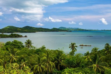 Filipinler, Luzon, Camarines Sur ili, Caramoan Belediyesi, Paniman tepelerinden kıyılar ve adalar panorama.