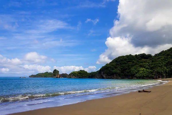Playa de Paniman, municipio de Caramoan, provincia de Camarines Sur, Luzón, Filipinas . — Foto de Stock