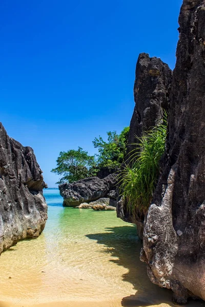 Calcaire gros rochers sur la plage de Bagieng Island, Caramoan, province de Camarines Sur, Luçon aux Philippines. Vue verticale . — Photo