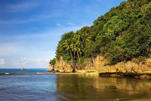 Falaise calcaire sur la plage de Paniman au coucher du soleil, municipalité de Caramoan, Camarines Sur Province, Luçon, Philippines . — Photo