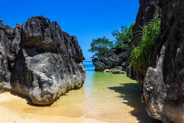 Grandes roches calcaires sur la plage de Bagieng Island, Caramoan, Province de Camarines Sur, Luçon aux Philippines . — Photo