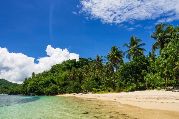 Tuninon Beach à Guijalo, municipalité de Caramoan, Camarines Sur Province, Luçon, Philippines . — Photo