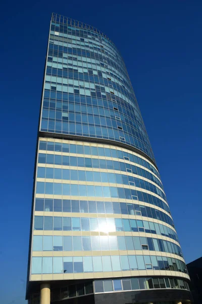 Высокое Офисное Здание Блестит Окнами Солнце Прекрасный Пример Современной Городской — стоковое фото