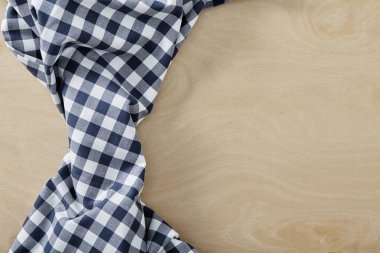 Tekstil mavi hücre peçete om ahşap masa kopya alanı ile